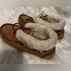 Minnetonka Slippers | Pile Lined Hard-sole Indoor-Outdoor House Shoe | USA 10
